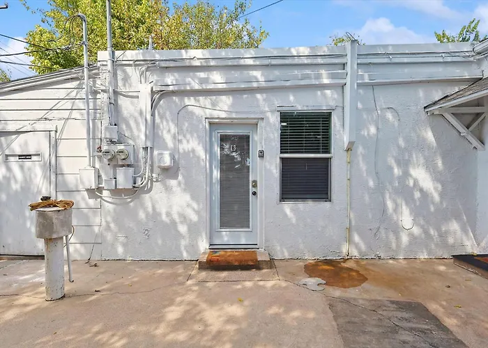 Delightful 1br 1ba Cozy Flat